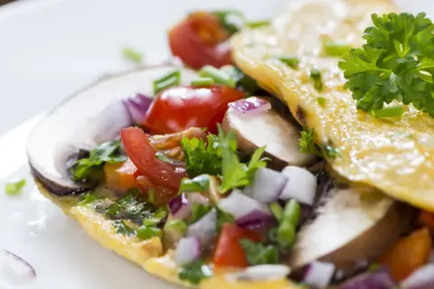 Omlet z pieczarkami, pomidorkami i cebulką. Idealna wysokobiałkowa kolacja, pełna smaku i zdrowych składników.