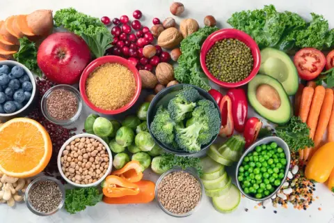Kolorowe warzywa, owoce i nasiona tworzą zdrową dietę wydłużającą telomery.