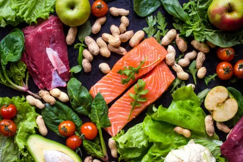 Mięso, ryba, warzywa, owoce i orzechy – to składniki, które mogą być częścią diety paleo. Co to za dieta?