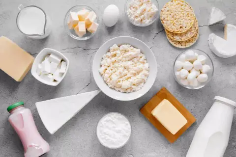 Mocne kości to cel! Na stole znajdziesz mleko, sery, jogurt, masło, jajko i twaróg – 8 produktów na mocne kości.