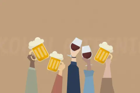Ręce wznoszą kufle piwa i kieliszki wina. Po ciężkim treningu czas na zasłużony alkohol.