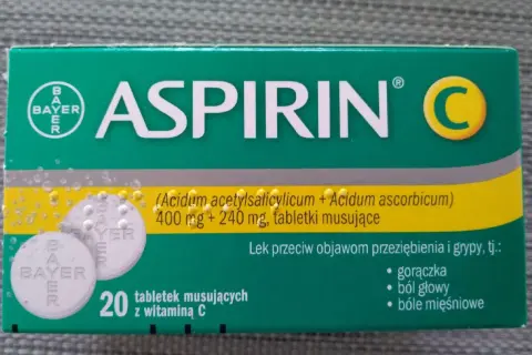 Opakowanie Aspirin C. Czy aspiryna rozpuszcza skrzepy? Lek na przeziębienie i grypę.