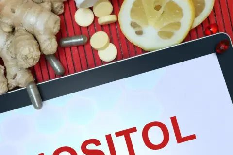 Imbir, cytryna i suplementy na ekranie tabletu. Inozytol a PCOS – naturalne wsparcie.