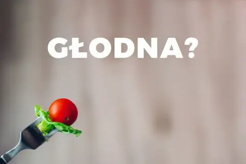Głodna? Mały pomidorek i listek sałaty na widelcu sugerują, jak poskromić apetyt.