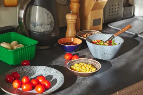 Składniki na zdrową dietę węglowodanową: pomidorki, kukurydza, fasola, pieczarki i sałatka.