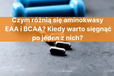 EAA i BCAA – co to za suplementy? Zdjęcie przedstawia niebieskie hantle i kapsułki, sugerując temat odżywek dla sportowców.