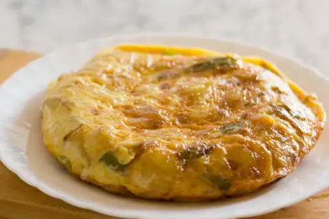 Złocista tortilla ziemniaczana z zielonymi warzywami – idealna, gdy szukasz pomysłu co zamiast chleba na diecie.