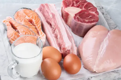 Łosoś, boczek, wołowina, kurczak, jajka i mleko. Nadmiar tych produktów może prowadzić do objawów przebiałkowania.