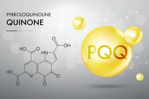 Struktura chemiczna PQQ i złota kropla z napisem PQQ. PQQ skutki uboczne są rzadkie, ale warto znać jego budowę.