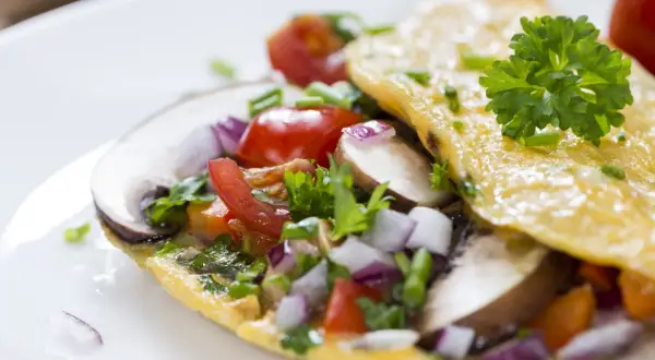 Omlet z pieczarkami, pomidorkami i cebulką. Idealna wysokobiałkowa kolacja, pełna smaku i zdrowych składników.