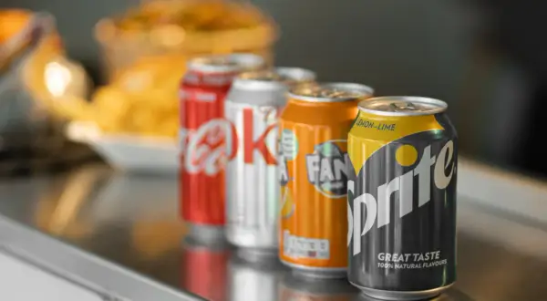 Cztery puszki napojów: Coca-Cola, Sprite, Fanta i kolejna. Idealne na orzeźwienie, gdy szukasz czegoś zero kaloryczne.