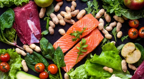 Mięso, ryba, warzywa, owoce i orzechy – to składniki, które mogą być częścią diety paleo. Co to za dieta?