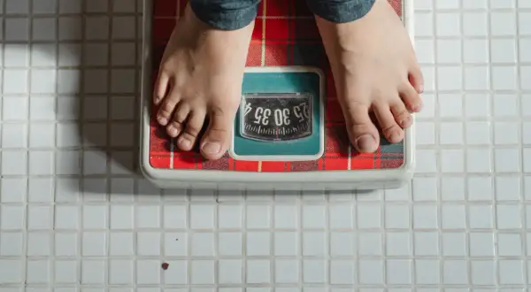 Stopy na wadze łazienkowej. Zastanawiasz się, od czego się tyje? Waga pokazuje wynik, ale kluczem jest dieta i ruch.