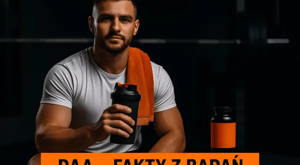 Mężczyzna z shakerem i suplementem DAA (kwas d asparaginowy) w siłowni.
