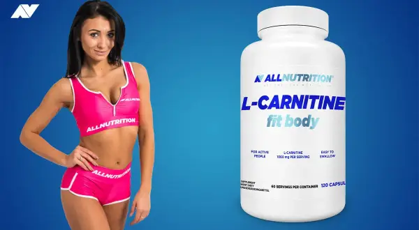 Kobieta w sportowym stroju obok suplementu L-Carnitine. Sprawdź l-karnityna dawkowanie dla aktywnych osób.