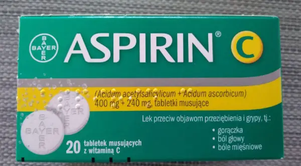 Opakowanie Aspirin C. Czy aspiryna rozpuszcza skrzepy? Lek na przeziębienie i grypę.