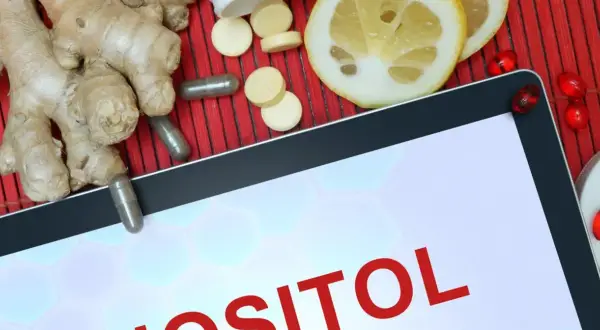 Imbir, cytryna i suplementy na ekranie tabletu. Inozytol a PCOS – naturalne wsparcie.