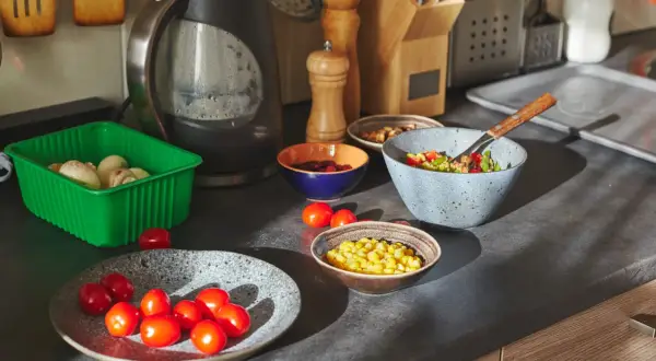 Składniki na zdrową dietę węglowodanową: pomidorki, kukurydza, fasola, pieczarki i sałatka.