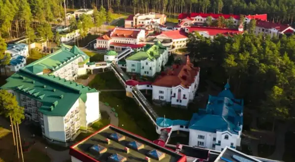 Widok z lotu ptaka na kompleks budynków sanatoryjnych otoczonych lasem. Czy to miejsce to jedne z najgorszych sanatoriów w Polsce?