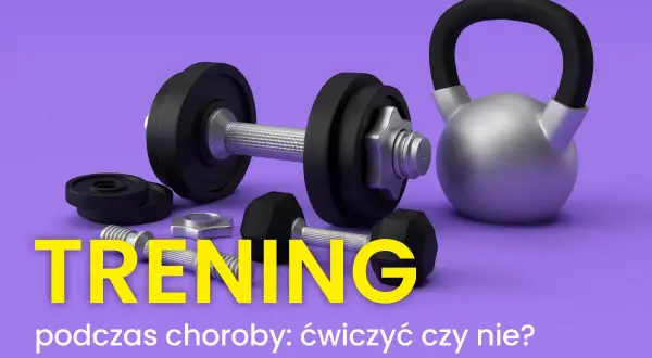 Ciężarki i kettlebell na fioletowym tle. Napis "TRENING podczas choroby: ćwiczyć czy nie?" sugeruje dylemat, czy podejmować aktywność fizyczną w trakcie choroby.
