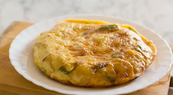 Złocista tortilla ziemniaczana z zielonymi warzywami – idealna, gdy szukasz pomysłu co zamiast chleba na diecie.