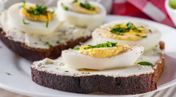 Zdrowe śniadanie: ciemne pieczywo z twarożkiem i jajkiem. Idealna dieta na wysoki cukier rano.