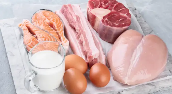 Łosoś, boczek, wołowina, kurczak, jajka i mleko. Nadmiar tych produktów może prowadzić do objawów przebiałkowania.