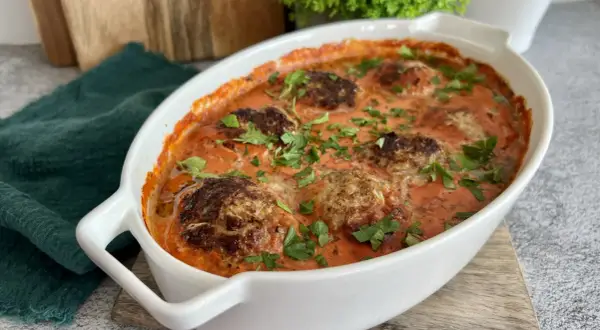 Pyszne klopsiki w sosie pomidorowym, idealne na obiad low carb. Posypane świeżą natką pietruszki.
