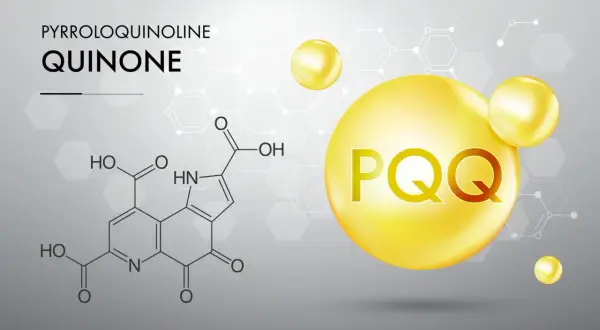 Struktura chemiczna PQQ i złota kropla z napisem PQQ. PQQ skutki uboczne są rzadkie, ale warto znać jego budowę.