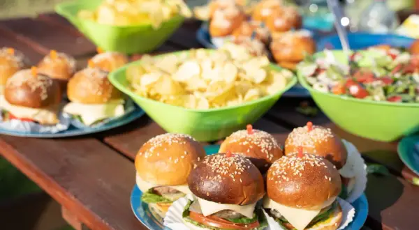 Mini burgery i sałatka na pikniku. Idealne proste przepisy na przekąski w 15 minut, gdy liczy się czas i smak.