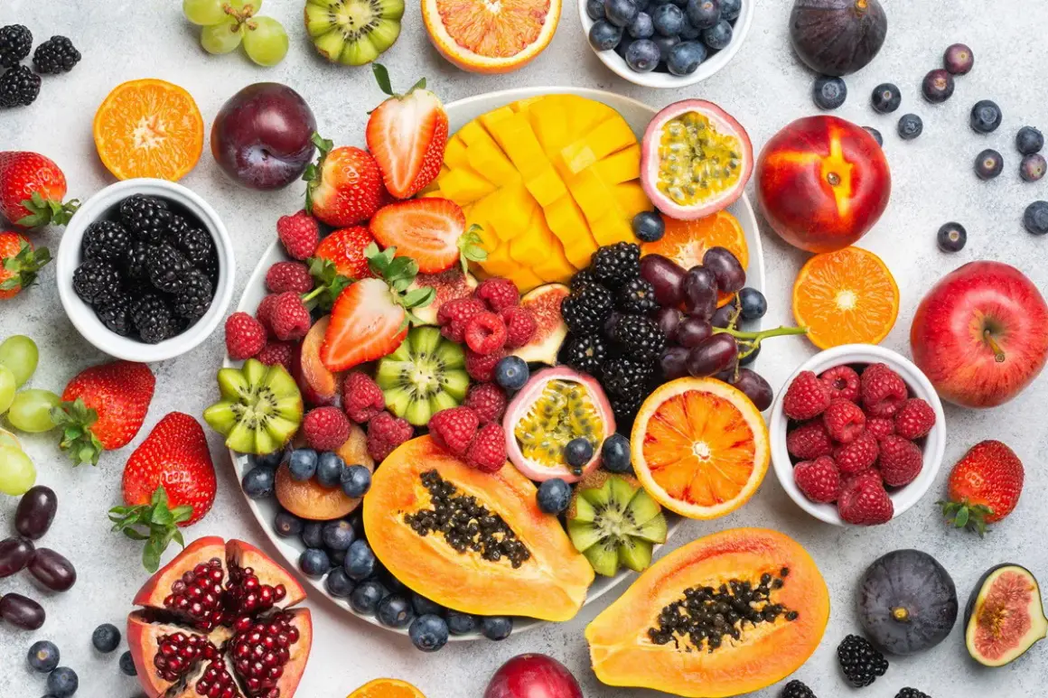 Kolorowy wybór owoców: jabłka, mango, papaja, kiwi, maliny, jeżyny, borówki, winogrona, figi, granat. Czy przy refluksie można jeść jabłka? Tak, ale najlepiej pieczone lub mus.