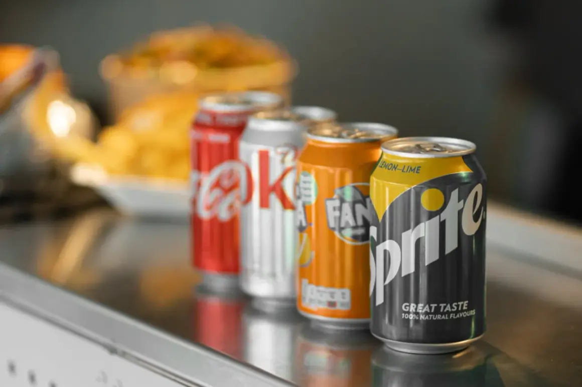 Cztery puszki napojów: Coca-Cola, Sprite, Fanta i kolejna. Idealne na orzeźwienie, gdy szukasz czegoś zero kaloryczne.