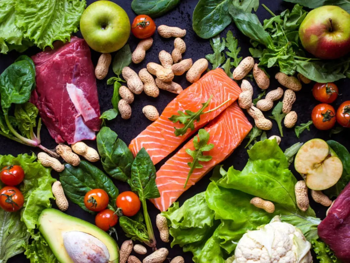 Mięso, ryba, warzywa, owoce i orzechy – to składniki, które mogą być częścią diety paleo. Co to za dieta?