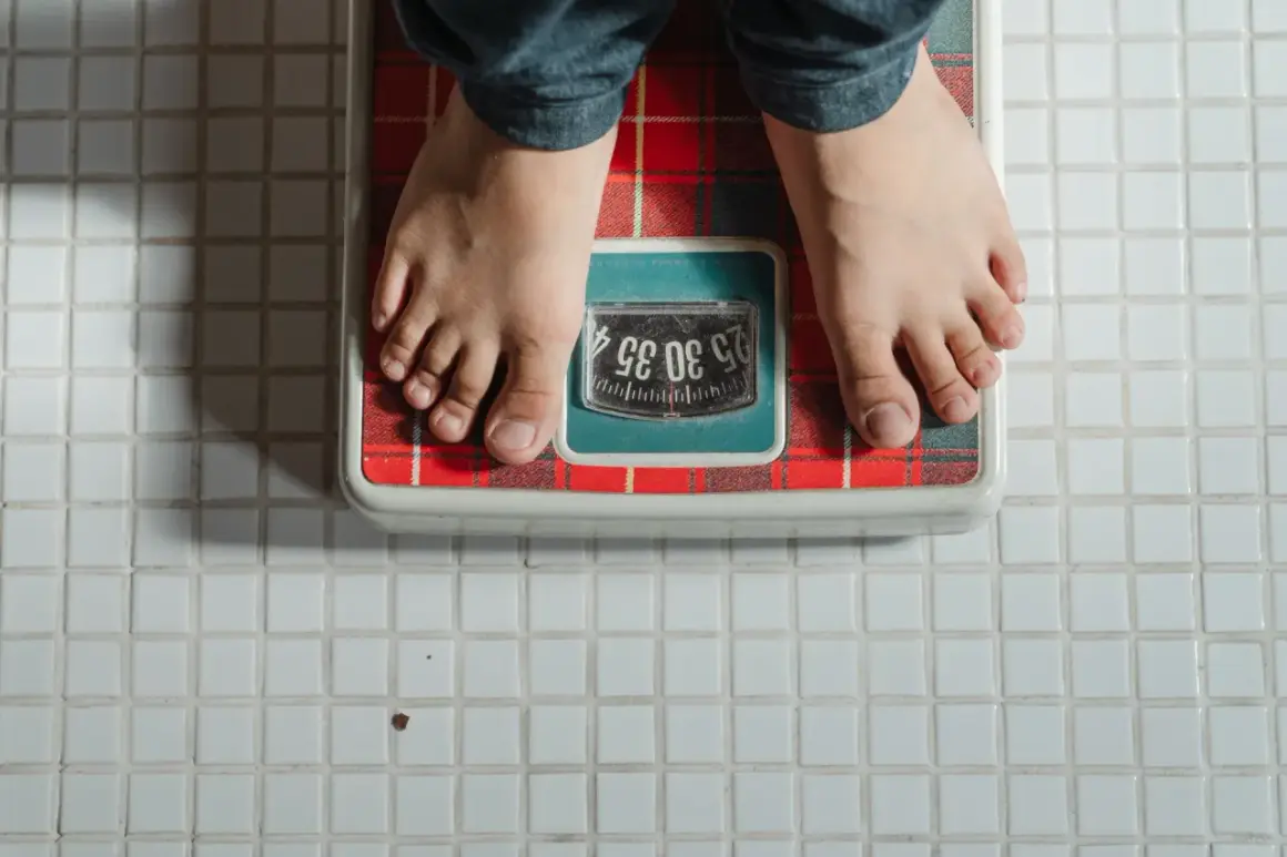 Stopy na wadze łazienkowej. Zastanawiasz się, od czego się tyje? Waga pokazuje wynik, ale kluczem jest dieta i ruch.