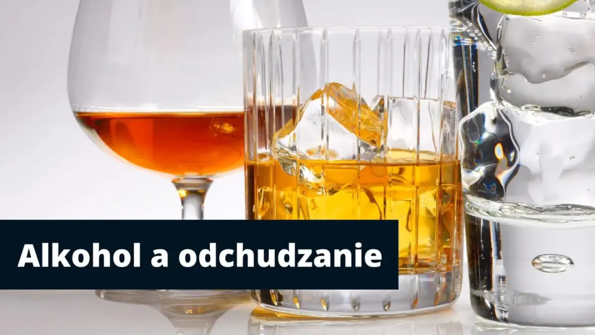 Szklanki z bursztynowym alkoholem i lodem. Czy jaki alkohol na redukcji jest dozwolony?