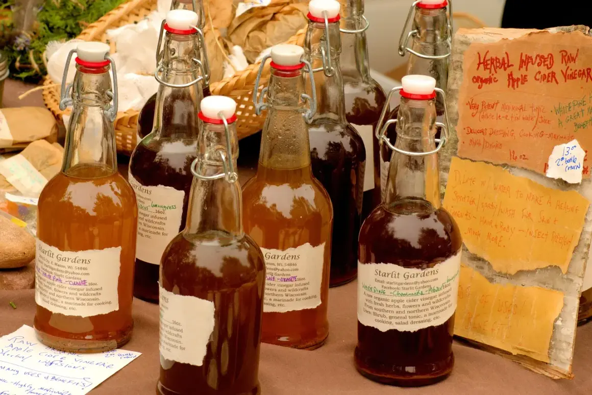 Butelki octu jabłkowego, w tym z napisem "Herbal Infused Raw Organic Apple Cider Vinegar", który może pomóc w łagodzeniu objawów dny moczanowej.