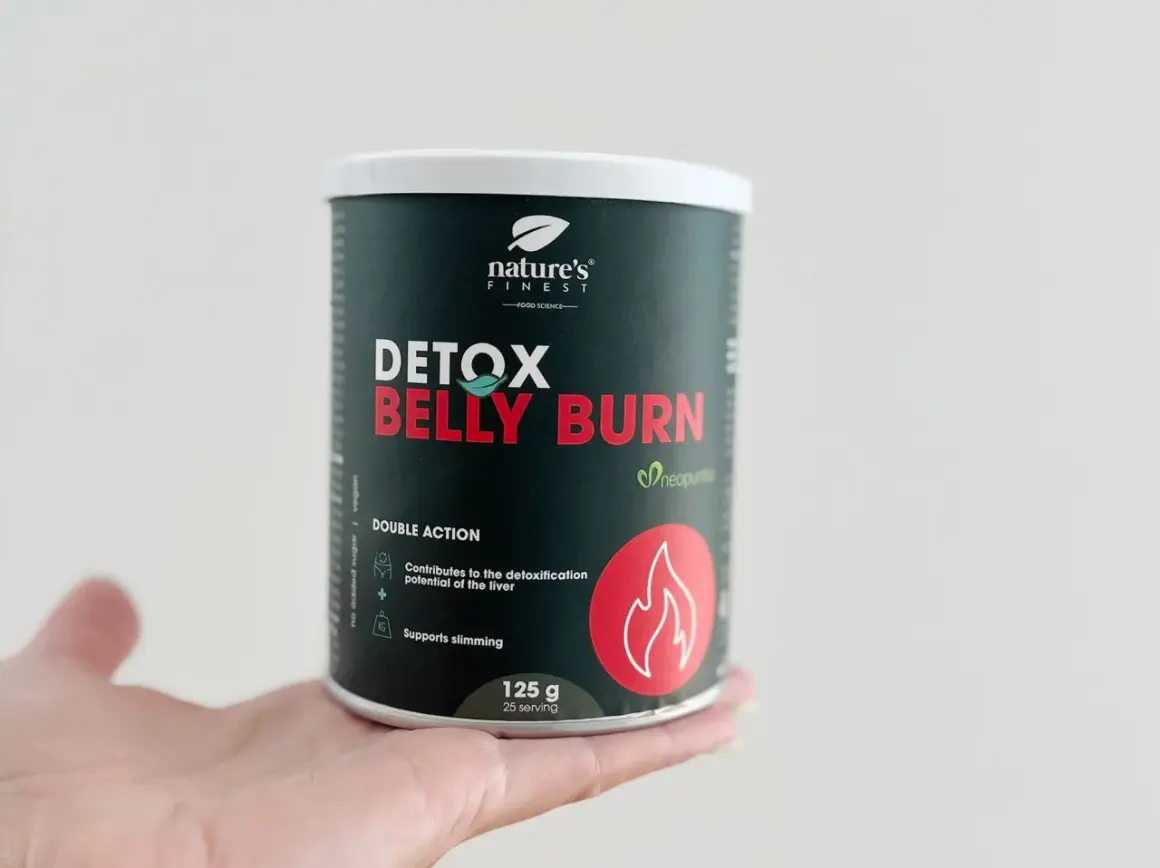 Puszka suplementu Detox Belly Burn w dłoni. Produkt wspiera odchudzanie i detoksykację wątroby.