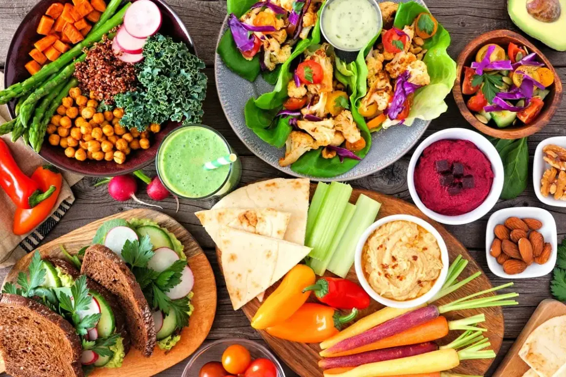Kolorowe warzywa, hummus, smoothie i pieczywo – to wszystko pokazuje, co to jest weganizm: pyszne i zdrowe jedzenie bez produktów odzwierzęcych.