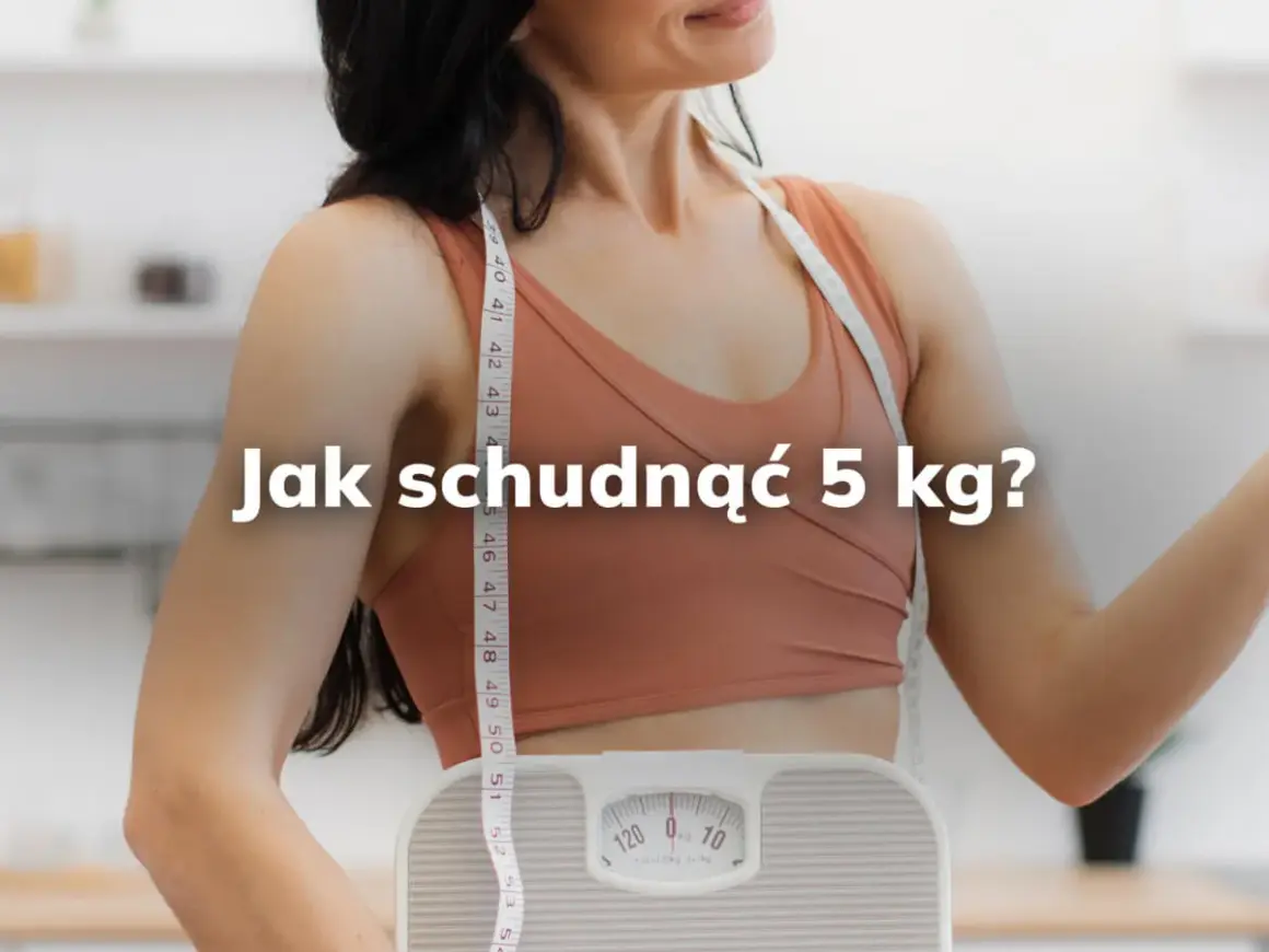 Kobieta z miarką i wagą, zastanawia się, jak schudnąć 5 kg.