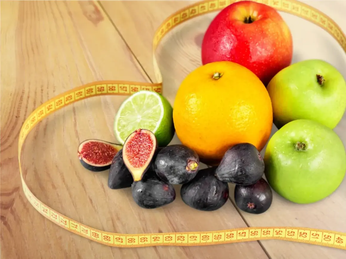 Jabłka, pomarańcza, figi, limonka i miarka krawiecka – idealne owoce na diecie.