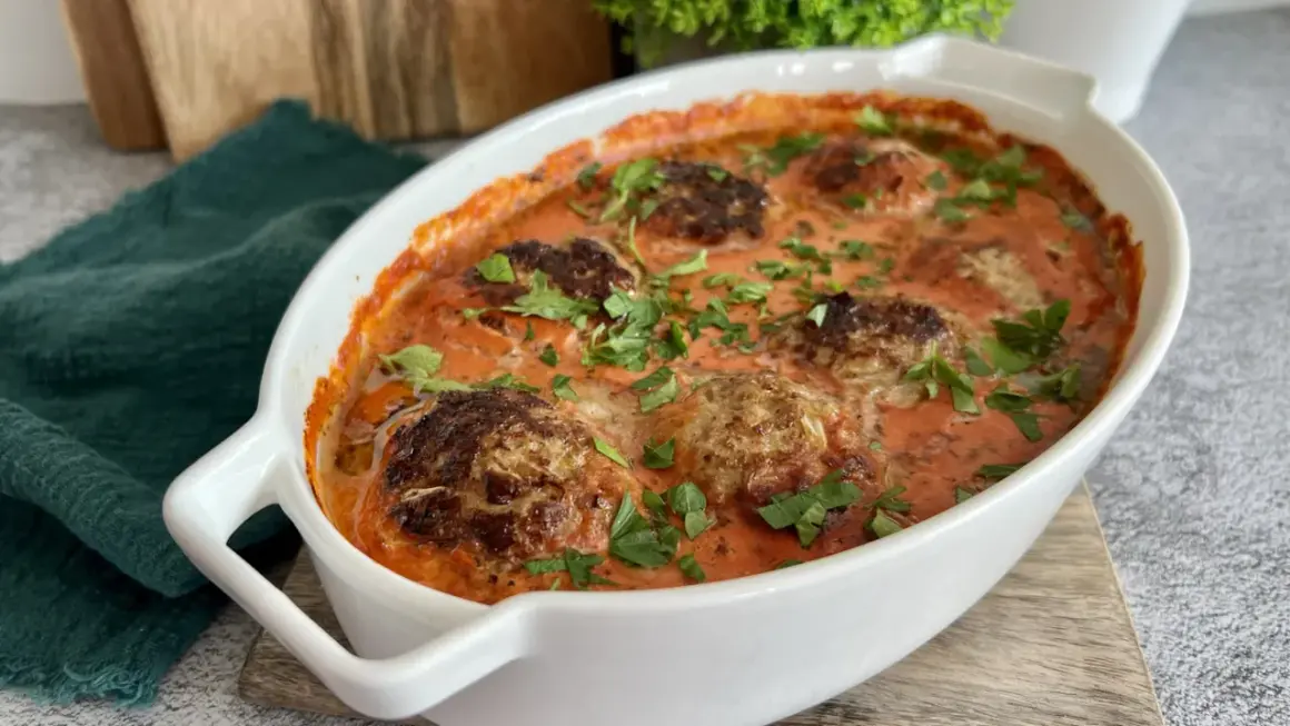 Pyszne klopsiki w sosie pomidorowym, idealne na obiad low carb. Posypane świeżą natką pietruszki.