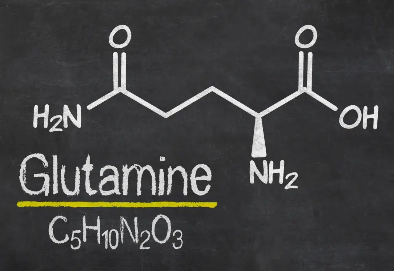 Struktura chemiczna glutaminy z napisem 