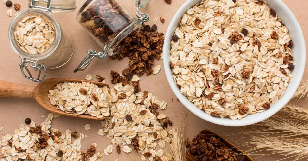 Płatki owsiane i granola z czekoladą – idealne, by jak dobić węglowodany na śniadanie.