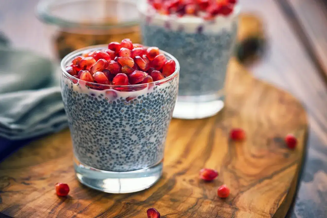 Pudding chia z nasionami granatu – idealna, najmniej kaloryczna przekąska. Zdrowie i smak w jednym.