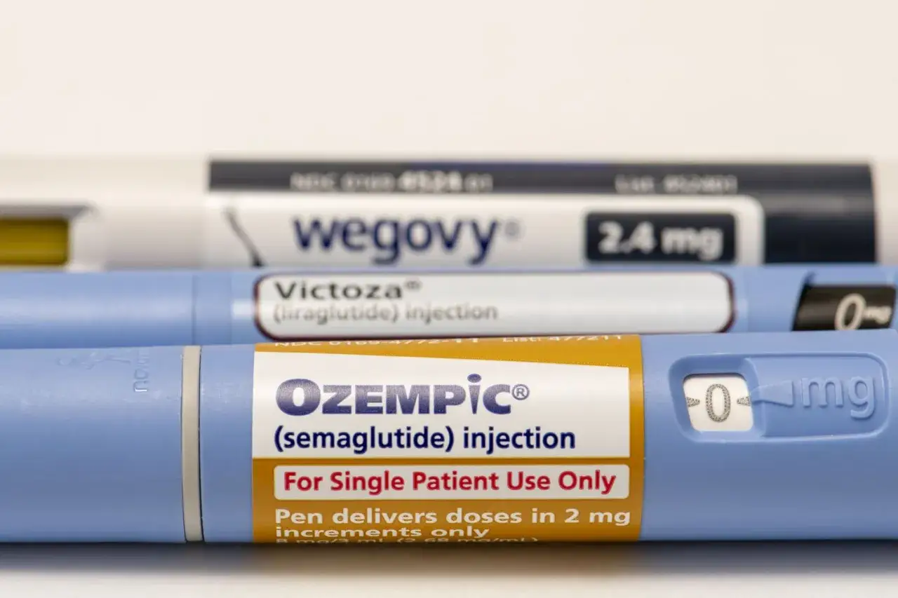 Zastrzyki Ozempic, Wegovy i Victoza – leki zawierające semaglutyd i liraglutyd, stosowane jako peptyd na odchudzanie.