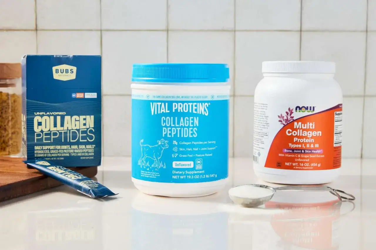 Trzy opakowania suplementów diety: Bubs Naturals, Vital Proteins i NOW Foods, zawierające peptydy kolagenowe.