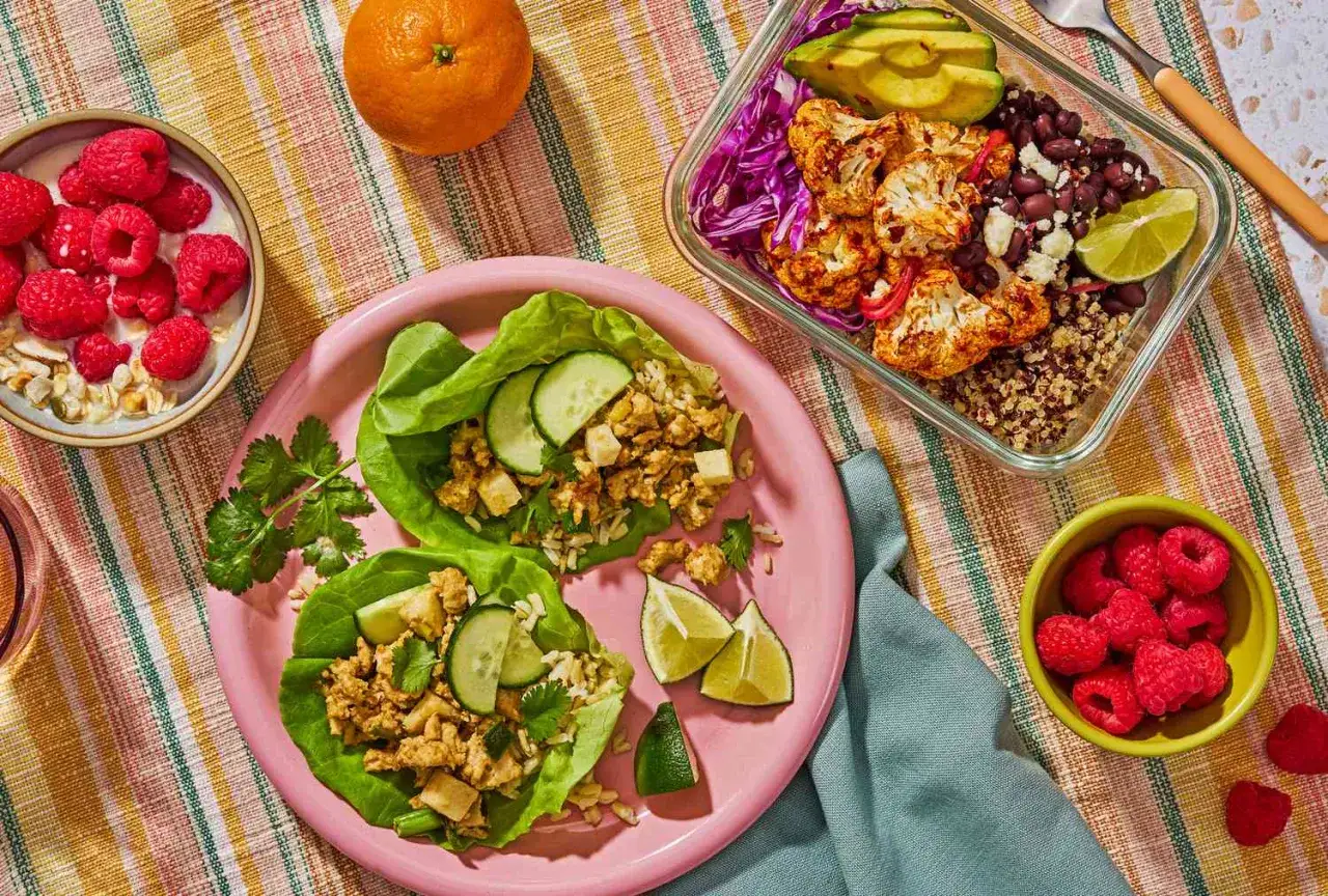 Sałatki z kurczaka w liściach sałaty, miseczka z malinami i owsianką, pomarańcza i lunchbox z pieczonym kalafiorem – idealne posiłki, jak poskromić apetyt.