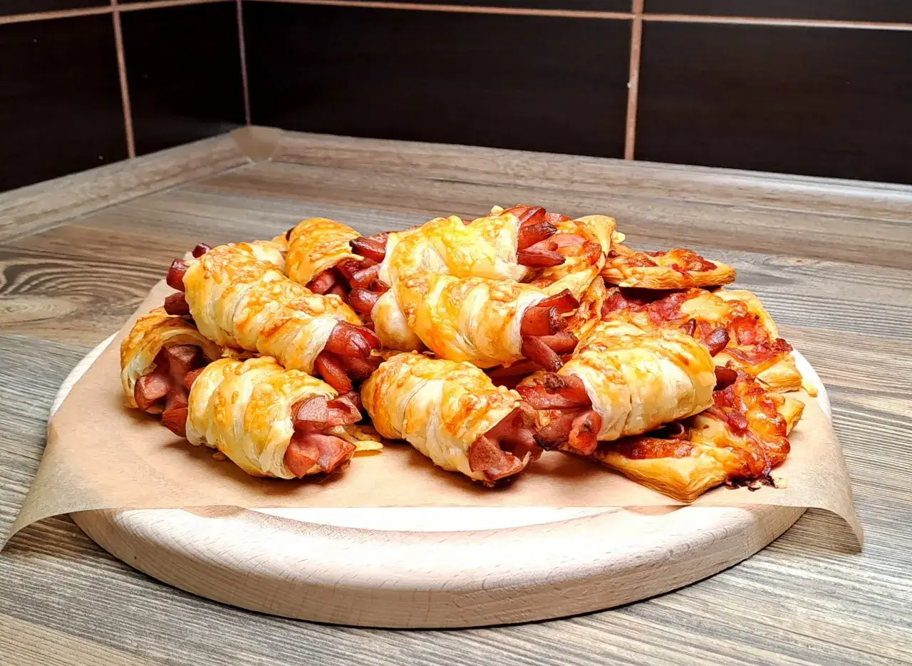 Pyszne par&oacute;wki w cieście francuskim i mini pizze. Idealne proste przepisy na przekąski w 15 minut, kt&oacute;re zachwycą każdego!