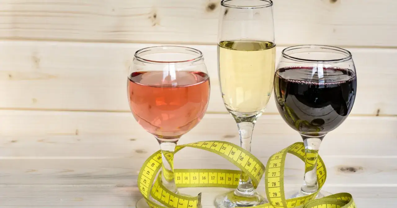 Trzy kieliszki z winem (różowym, białym, czerwonym) i miarka krawiecka. Pytanie: jaki alkohol na redukcji?