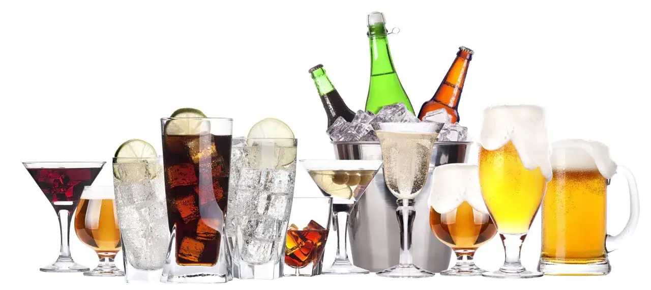 Różnorodne drinki i piwa. Zastanawiasz się, jaki alkohol ma najmniej kalorii? Może lekki drink z limonką?